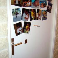 Mural de fotos con pintura magnética en una puerta