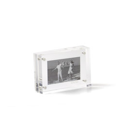 FRM-09, Fotolijstje 7 x 5 cm, met magneetsluiting, van plexiglas (doorzichtig), voor staand of liggend formaat