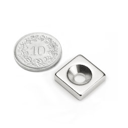 CS-Q-15-15-04-N, Parallélépipède magnétique 15 x 15 x 4 mm, avec trou de fixation biseauté, N35, nickelé