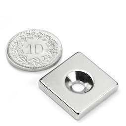 CS-Q-20-20-04-N, Parallélépipède magnétique 20 x 20 x 4 mm, avec trou de fixation biseauté, N35, nickelé